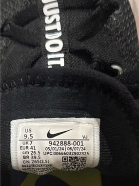 Nike Men’s Black Athletic Sneakers with 'Just Do It' Tongue Detail
